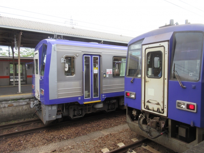 鉄道乗車記録の写真:乗車した列車(外観)(2)        「本当の列車の色はもう少し紫色なんですが、私のデジカメが古い?安い?(両方、笑)せいなのでしょうか。」