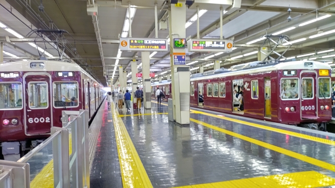 鉄道乗車記録の写真:駅舎・駅施設、様子(1)        「宝塚本線に6000系が並んでいたので写真を撮りましたが…」