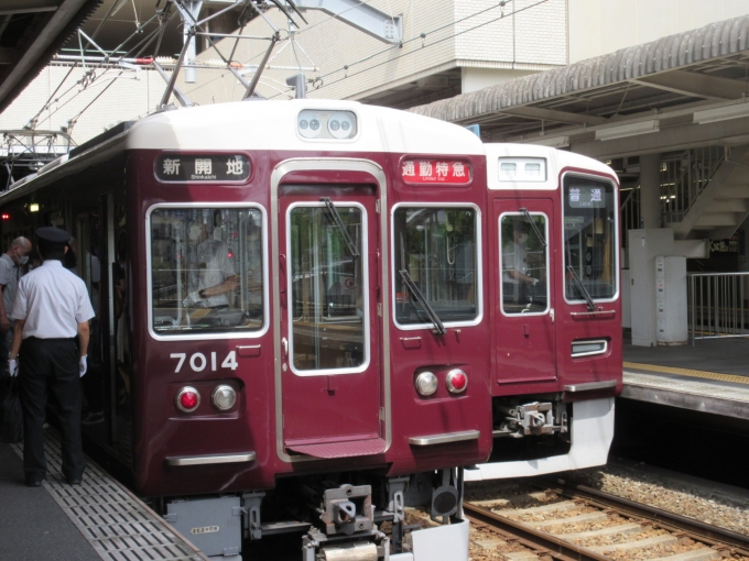 鉄道乗車記録の写真:乗車した列車(外観)(1)        「いつも神戸三宮駅へ行く時は普通に乗るのですが(今津線から神戸本線に行ったら特急は出た後デス)遅れていたみたいで今日は特急に乗ることが出来ました。」