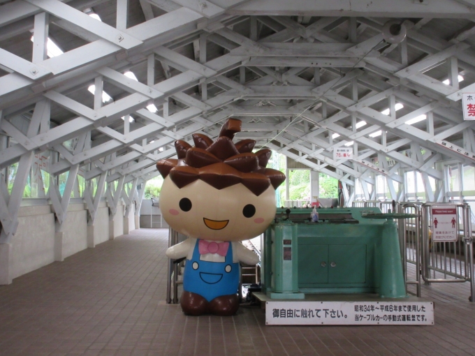 鉄道乗車記録の写真:駅舎・駅施設、様子(1)          「笠松公園の「かさぼう」がお出迎え」
