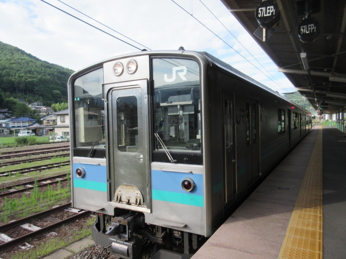 鉄道乗車記録の写真:乗車した列車(外観)(1)        「塩尻駅まではこの列車です、2両に2人しか乗っていませんでした。」