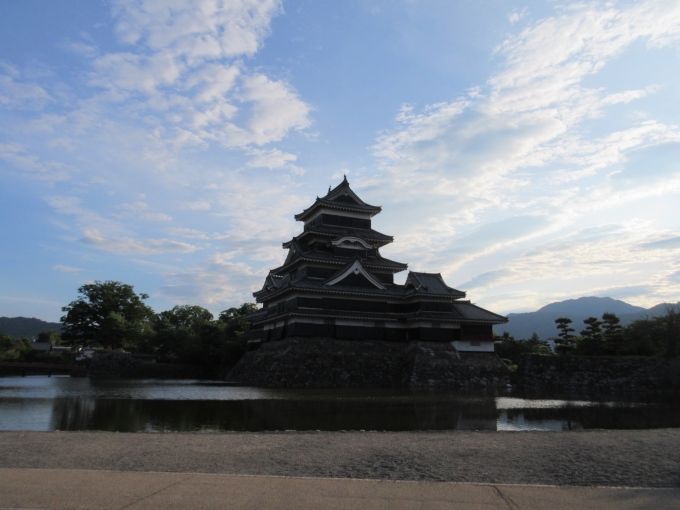 鉄道乗車記録の写真:旅の思い出(1)        「恒例の朝の散歩は松本城まで行きました。」