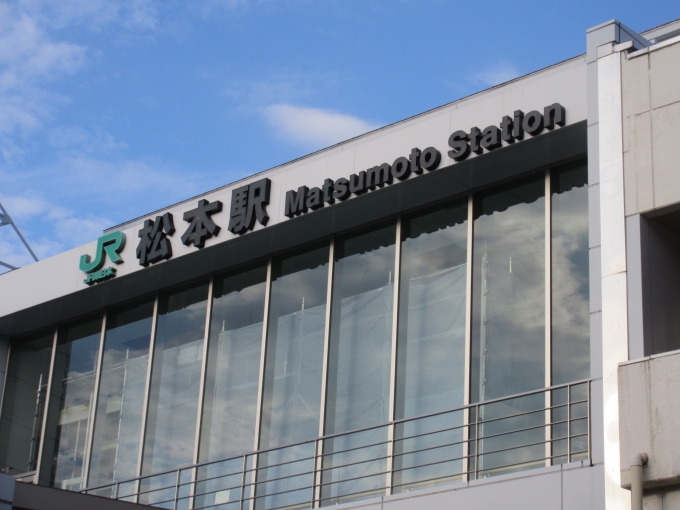 鉄道乗車記録の写真:駅舎・駅施設、様子(2)        「朝6時の松本駅です。」