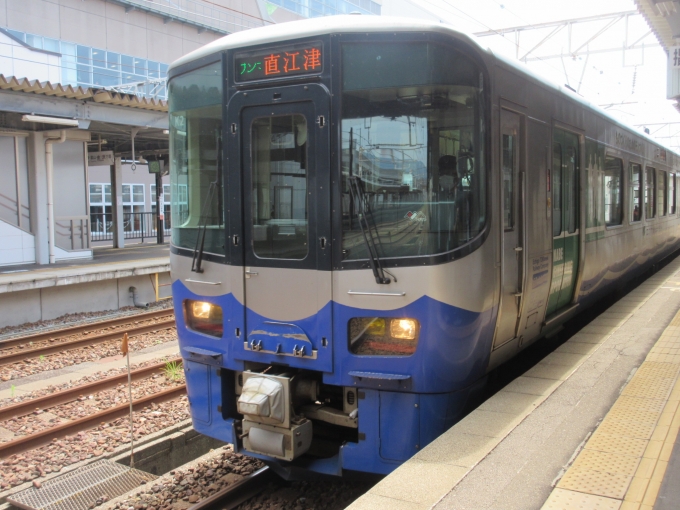 鉄道乗車記録の写真:乗車した列車(外観)(1)          「直江津駅まではこの列車に乗車します、えちごトキめき鉄道は初めてです!」