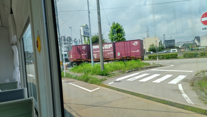 鉄道乗車記録の写真:車窓・風景(2)        「コンテナを積んだトレーラーを見かけました、近くに貨物ターミナルがあるのでしょうか、時間があれば見に行きたかったです。次回のお楽しみに取っておきましょうか。」