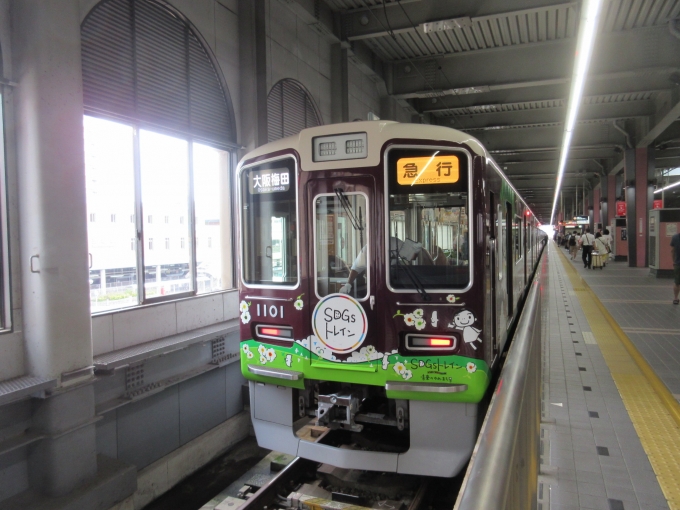 鉄道乗車記録の写真:乗車した列車(外観)(2)        「宝塚駅まではSDGsトレインに乗車しました。」