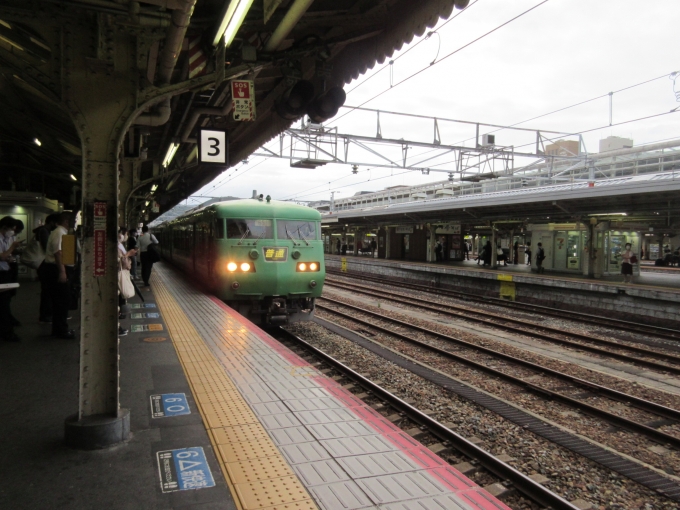 鉄道乗車記録の写真:乗車した列車(外観)(1)        「久しぶりの117系です(シャッターを切るのが早すぎました)」