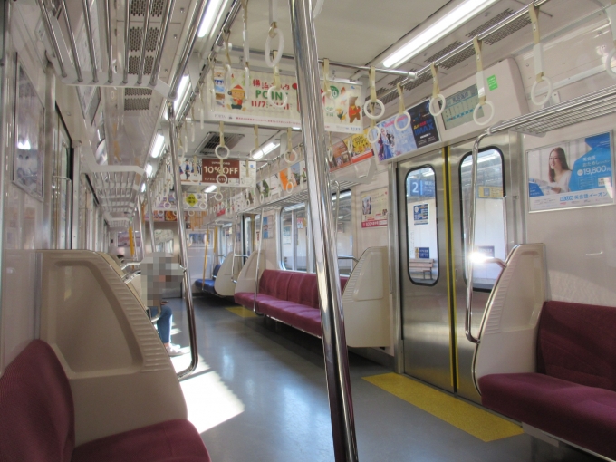 鉄道乗車記録の写真:車内設備、様子(1)        「堀ノ内駅から浦賀駅までの車内です、ラッシュが終わってやっと空いてきました。」