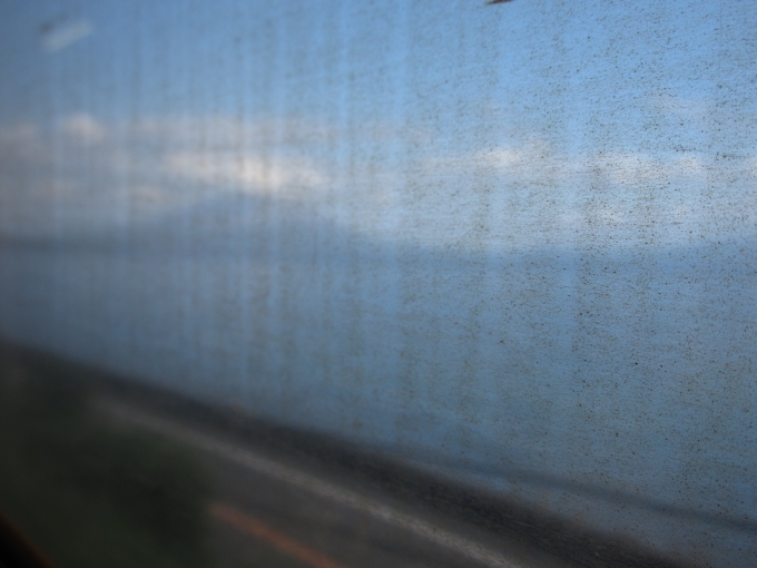 鉄道乗車記録の写真:車窓・風景(6)        「せっかく海と開聞岳等の山も見えてとても良い景色なのですが、この窓の〇〇さにはガッカリ…
窓を開けてすき間から見てました。

前回乗ったときにも感じました、仕方ないのですかね。」