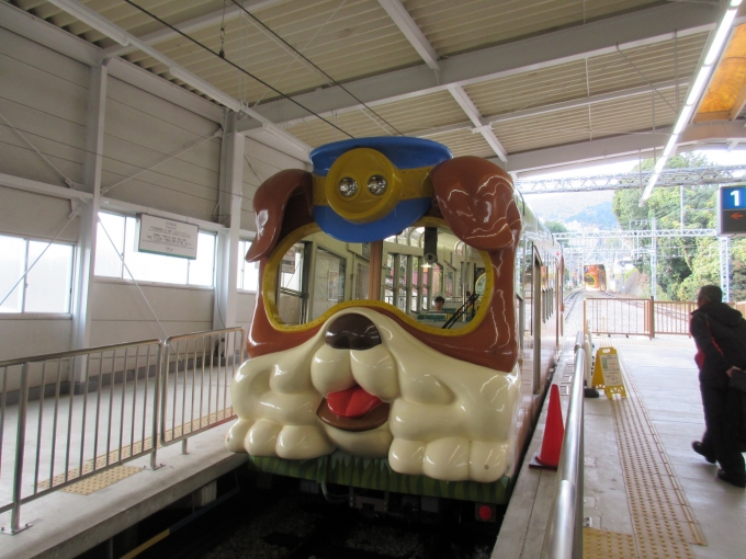 鉄道乗車記録の写真:乗車した列車(外観)(2)        「これから生駒ケーブルの「ブル号」に乗ります。」