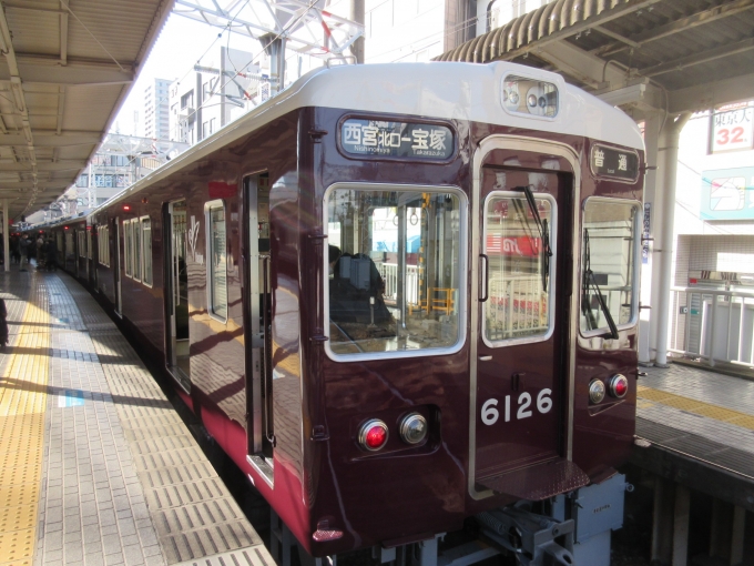 鉄道乗車記録の写真:乗車した列車(外観)(1)        「宝塚駅で今津線に乗り換えましたが1号線から乗るのは初めて(?)です。」