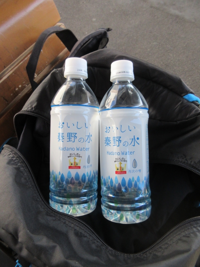 鉄道乗車記録の写真:駅弁・グルメ(2)        「「おいしい秦野の水」重たいのに2本買いました、まだ飲んでいません。」