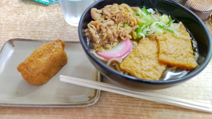 鉄道乗車記録の写真:駅弁・グルメ(2)        「乗り換え時間が1時間あったので小倉駅7.8番ホームにある「かしわうどん」さんで朝食です。
私はそば好きなのできつねそば(大阪ではたぬきと言います)を食べました。名古屋駅のホームできしめんの立ち食いでも、そばを食べたのを思い出しました(笑)」