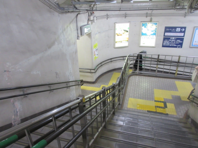 鉄道乗車記録の写真:駅舎・駅施設、様子(2)        「良い雰囲気の階段ですね、もしかして昔のままなんでしょうか?」