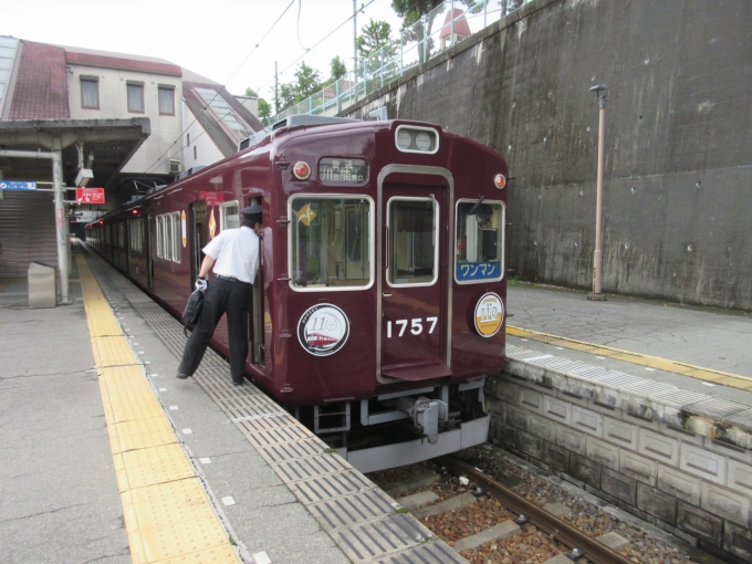 鉄道乗車記録の写真:乗車した列車(外観)(1)          「やっと110周年記念の車両に乗る事が出来ました。

何度か川西能勢口駅へ見に行きましたがその時は見ることは出来ませんでした。阪急電車の中からは見た事があります。」