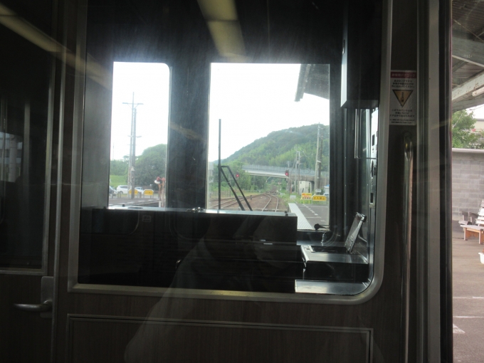 鉄道乗車記録の写真:車窓・風景(3)        「1日目に乗った特急「剣山」と同じ1番前が空いていたので座りました。」