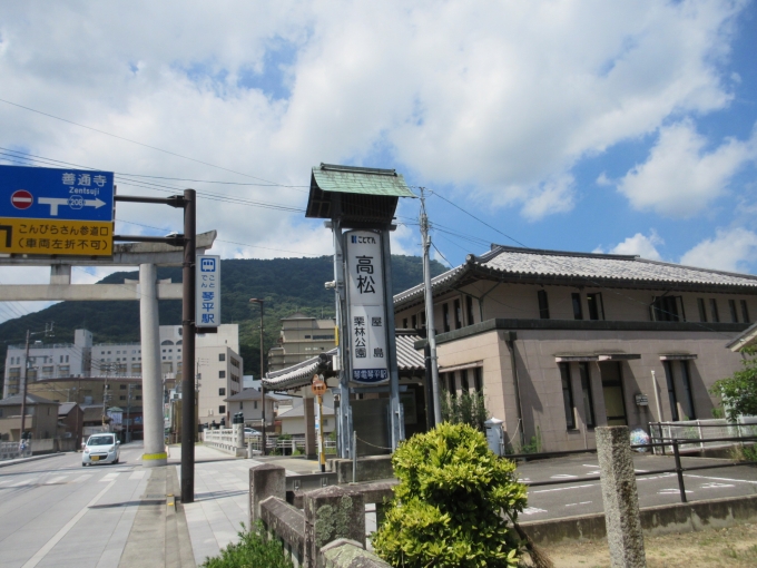 鉄道乗車記録の写真:駅舎・駅施設、様子(1)        「琴電琴平駅はJR琴平駅から歩いて数分です。」