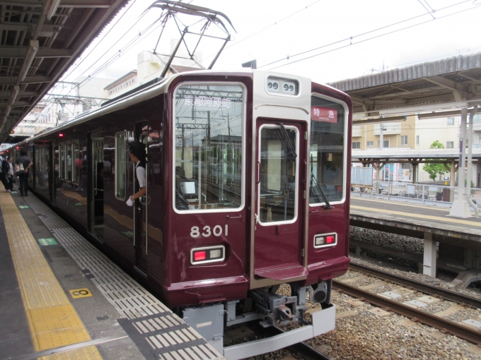 鉄道乗車記録の写真:乗車した列車(外観)(1)          「久しぶりの京都線の特急です。
特急は全部クロスシートと思ってましたが違いましたね、残念。」