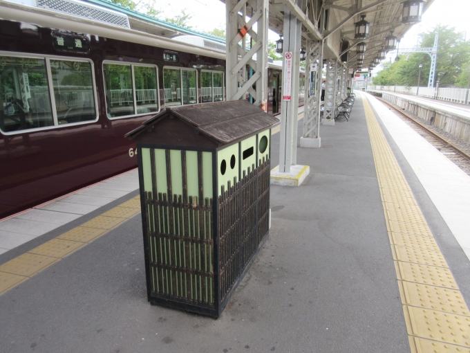 鉄道乗車記録の写真:駅舎・駅施設、様子(4)        「ごみ箱も色を統一ですね。」