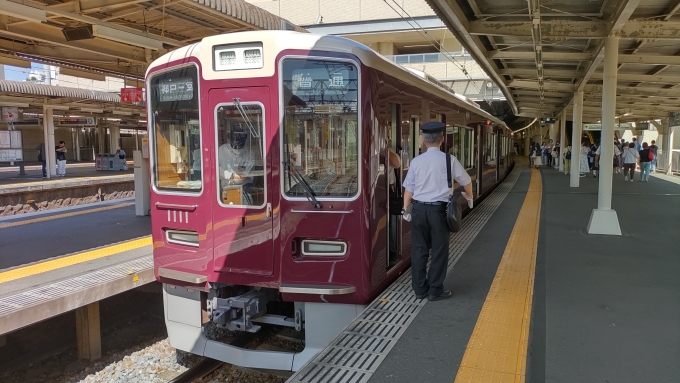 鉄道乗車記録の写真:乗車した列車(外観)(2)        「11月11日ポッキーの日しか走らない(違いますよ！)「1111」の車両です。

前も神戸三宮まで乗った時は1番後ろに乗車してました。今回はこの写真を撮りたいために2駅の間に後ろから前まで移動しました(笑)

あーしんど！」