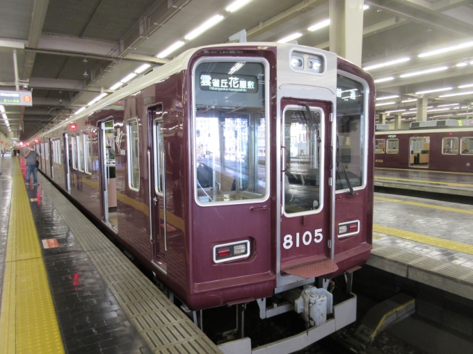 鉄道乗車記録の写真:乗車した列車(外観)(3)        「大阪梅田駅のホームに着いたら、いつも「急行」と「普通」どちらにしようかなと考えます。
早く帰りたい時は急行に乗りますが今日は久々の8000系クロスシートの車両が停まっていました。

雲雀丘花屋敷駅で乗り換えがありますが、いつも苦じゃありません。

※宝塚本線の数少ないクロスシート、このまま座席を替えずに置いといて欲しいです！

クロスシートに乗るとチョッとした旅行気分が味わえます(安上がり、笑)」
