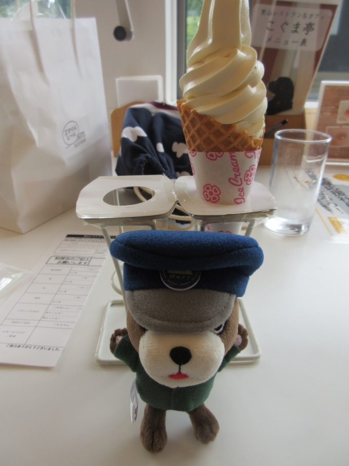 鉄道乗車記録の写真:駅弁・グルメ(6)        「阿仁合駅内の「こぐま亭」でざるラーメンとソフトクリームを食べました。
美味しかったです！

今回の旅で食べたのは一度だけでした(残念)」