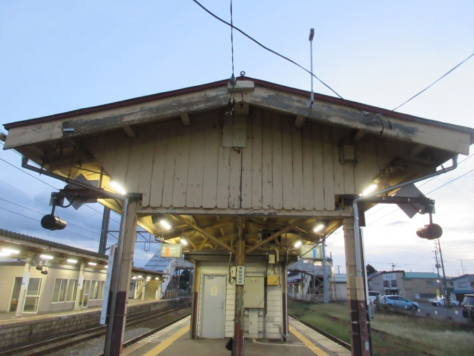 鉄道乗車記録の写真:駅舎・駅施設、様子(5)        「乗り換えの待ち時間が20分少し。
ホームからちょうど日が暮れてゆくのを眺めてました。」