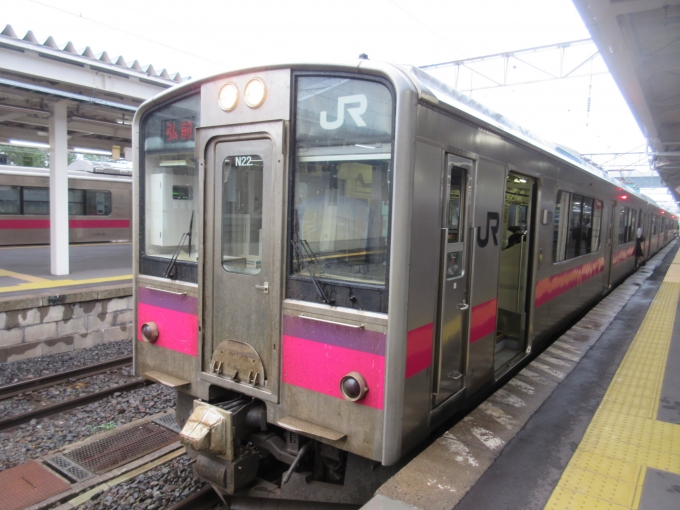鉄道乗車記録の写真:乗車した列車(外観)(3)        「リゾートしらかみに乗りたかったのですが、新青森駅までは1本早いこの車両に乗車します。」