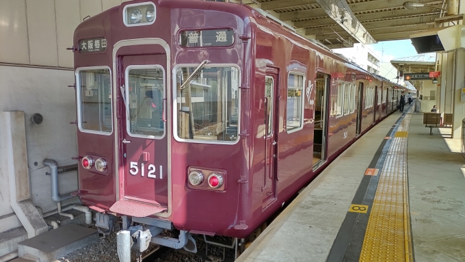 鉄道乗車記録の写真:乗車した列車(外観)(1)          「雲雀丘花屋敷駅で5000系が見えたので普通列車に乗り換えしました。
時間がある時はここから普通に乗るのが好きです。」