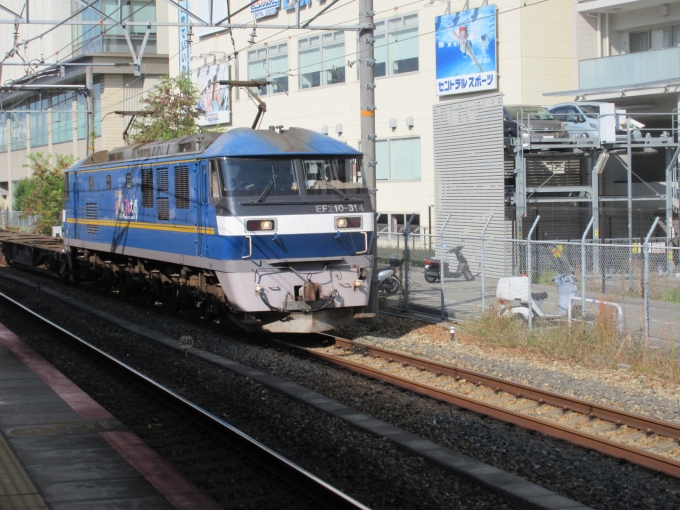 鉄道乗車記録の写真:駅舎・駅施設、様子(1)        「尼崎駅で次に乗る新快速を待っていたら貨物列車に遭遇！」