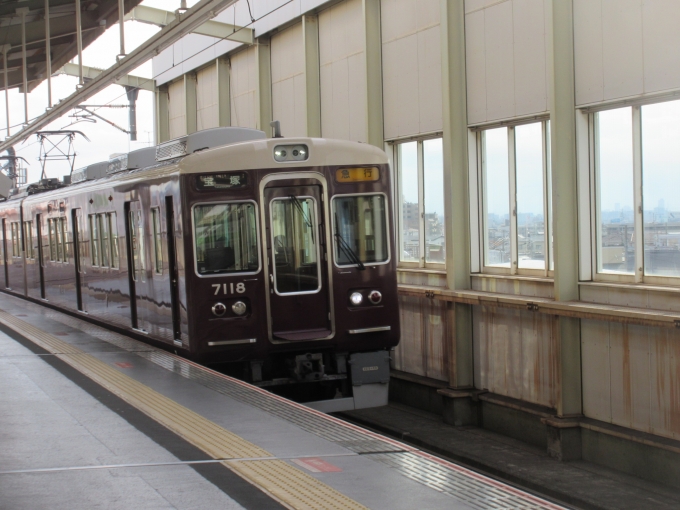 鉄道乗車記録の写真:列車・車両の様子(未乗車)(2)     「岡町駅には急行は止まらないので次の普通に乗車します。」