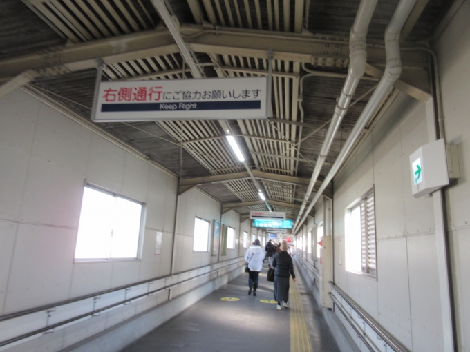 鉄道乗車記録の写真:駅舎・駅施設、様子(6)        「スタンプ押して今度は梅田方面のホームに行きますが、改札からホームまで少し距離がありました。」