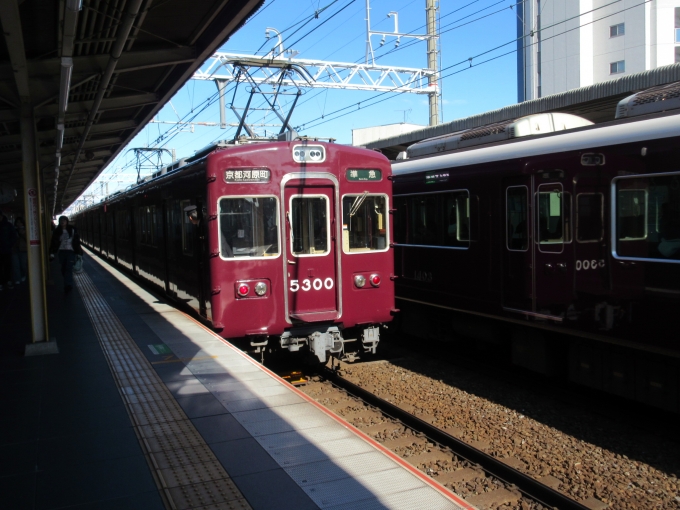 鉄道乗車記録の写真:乗車した列車(外観)(3)        「上新庄駅と南方駅は準急が停まるんですね、大昔(笑)京都線の学校に通っていた頃は普通しか停まらない駅でした。

大昔は特急·急行·普通だけだったような？準急はあったのでしょうか？その頃は今みたいに全然興味が無かったので分かりませんね。」