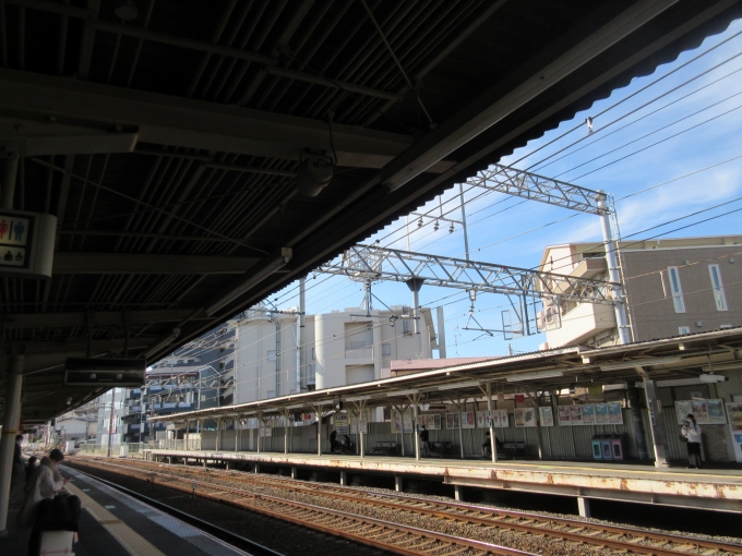 鉄道乗車記録の写真:駅舎・駅施設、様子(1)        「富田駅には真ん中にも線路がありましたが
一本だけだったので特急専用ではないようです。

大阪梅田方面は3号線でした。」