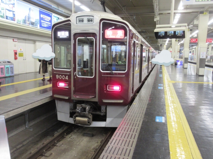 鉄道乗車記録の写真:乗車した列車(外観)(2)        「十三駅からどれに乗って大阪梅田まで行こうかと思いましたが、結局神戸本線に乗りました。
私は9号線に到着するのは珍しいので新鮮でしたね。」