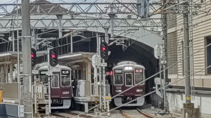 鉄道乗車記録の写真:車窓・風景(6)        「三ノ宮駅ホームから神戸三宮駅に停車してる阪急電車か見えます。」