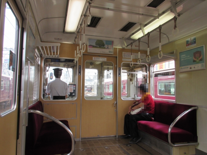 鉄道乗車記録の写真:車内設備、様子(2)        「大阪梅田駅を3線(京都本線・宝塚本線・神戸本線)同時発車を車内から見た様子です。」