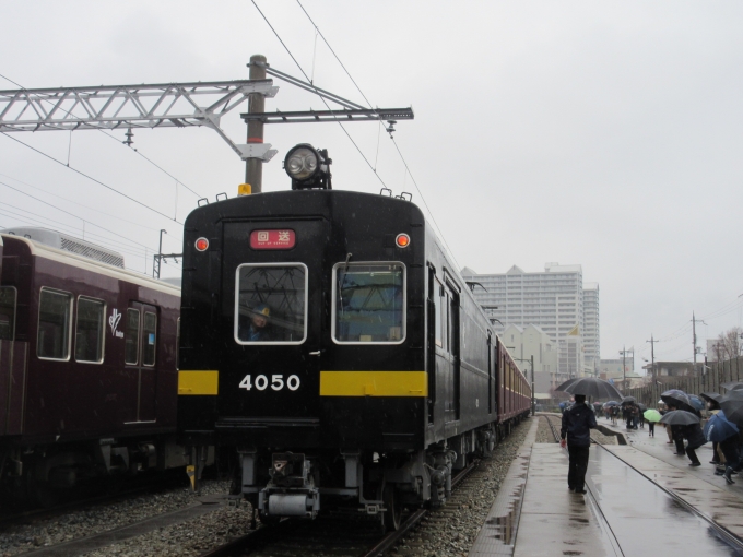 鉄道乗車記録の写真:列車・車両の様子(未乗車)(4)        「傘を指しての撮影は初めてで難しかったですね。
途中でレンズが曇ったり、他の方の傘が写り込んでしまったりと、大変でしたが良い経験になりました。

阪急電鉄さんありがとうございました。」