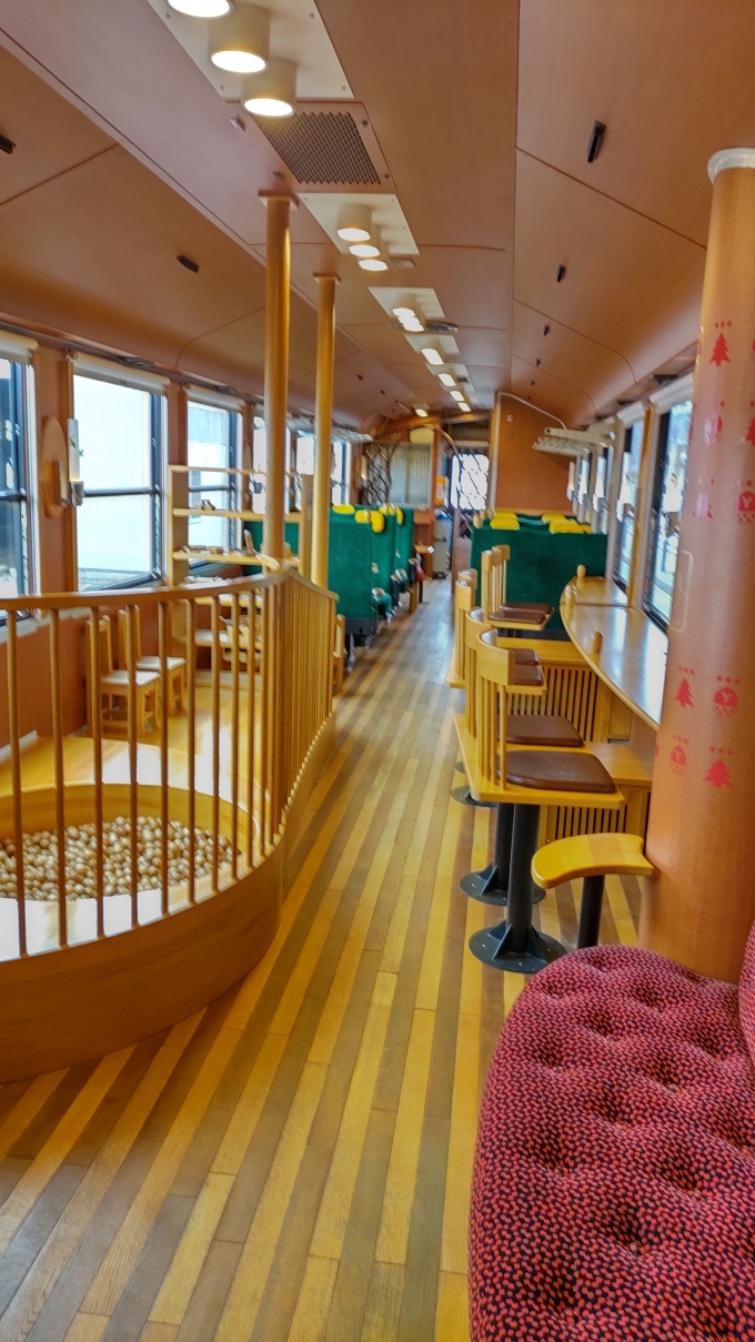 鉄道乗車記録の写真:車内設備、様子(10)        「おもちゃ列車の車内です。」