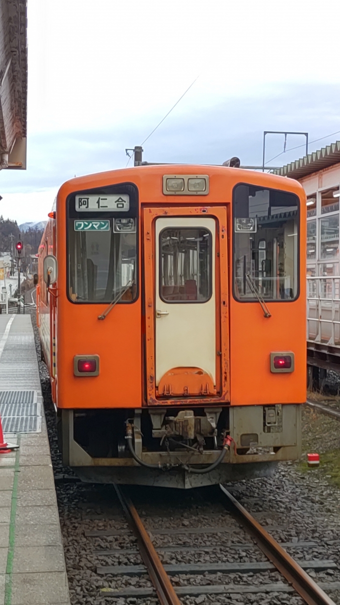 鉄道乗車記録の写真:乗車した列車(外観)(2)        「このオレンジの車両で阿仁合駅まで乗車します。」