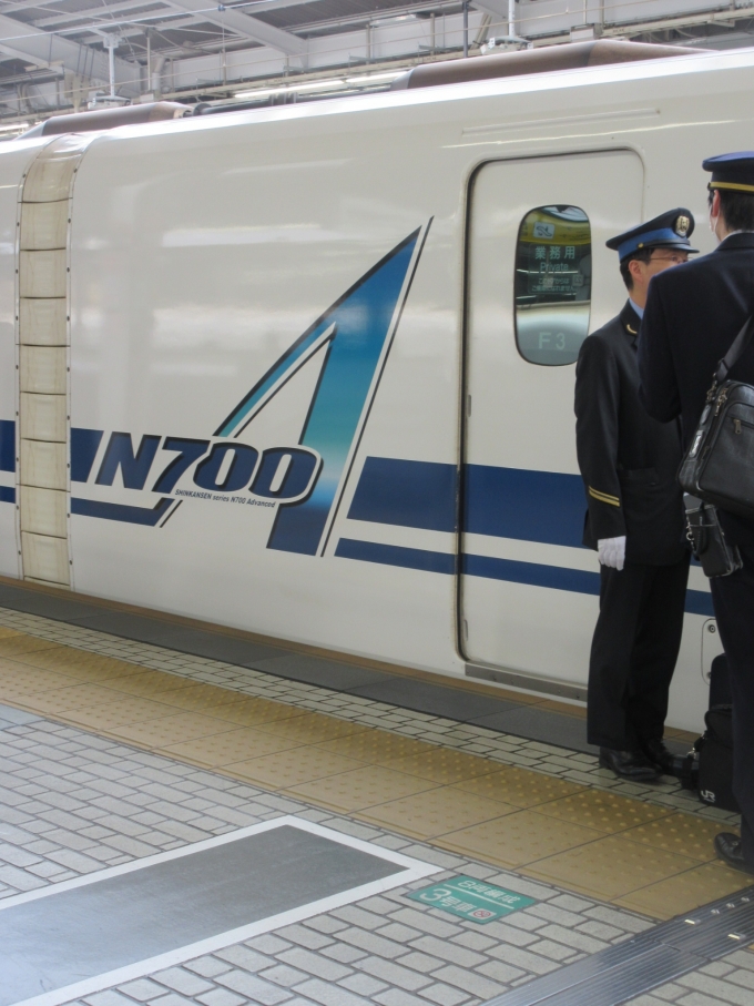 鉄道乗車記録の写真:乗車した列車(外観)(7)        「無事に新大阪駅に到着しました。」