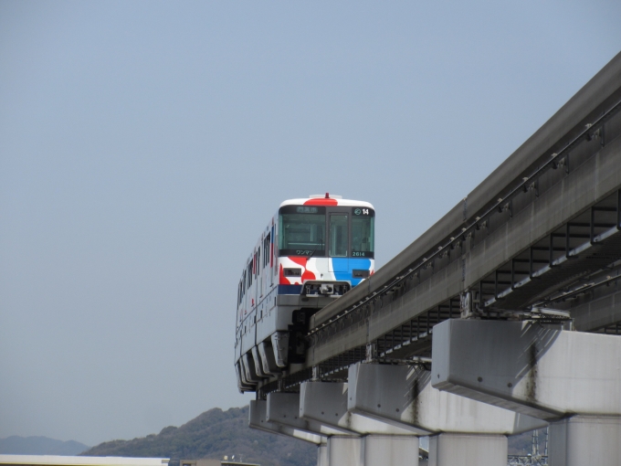 鉄道乗車記録の写真:列車・車両の様子(未乗車)(3)        「蛍池駅降りてお店へ行く途中で見えた大阪モノレール」