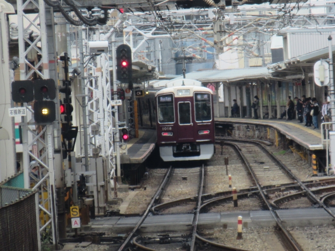 鉄道乗車記録の写真:車窓・風景(4)        「石橋阪大前駅手前でブレーキ、前を見ると普通がまだ停まっていました。
その後すぐに普通は発車したのでホッとしました。」