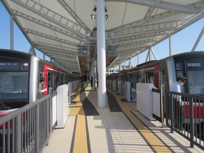 鉄道乗車記録の写真:駅舎・駅施設、様子(6)        「箕面萱野駅は高架駅です。」