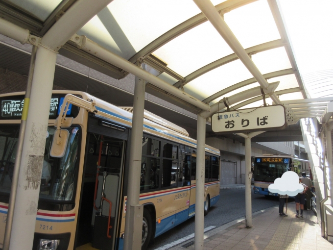 鉄道乗車記録の写真:旅の思い出(1)        「千里中央駅からどのルートで帰ろうと考えてました。
北大阪急行降りて、エスカレーターで上がったらちょうど「阪急豊中駅行き」のバスが停まっていたので乗りました。

千里中央から豊中までは30分で中々楽しめました。」