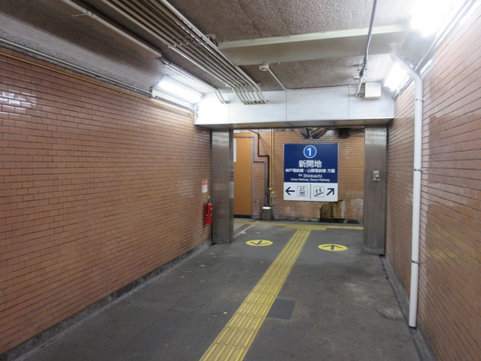 鉄道乗車記録の写真:駅舎・駅施設、様子(4)     「花隈駅のホームから改札への通路です。」