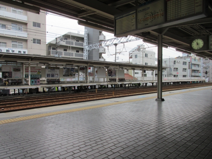鉄道乗車記録の写真:駅舎・駅施設、様子(2)        「写真が下手すぎてわかりにくいですが、神戸三ノ宮行きのホームは1号線、大阪梅田行きは4号線です。
ホームは無いですが2.3号線は特急等の通過用の線路が真ん中にあります。」