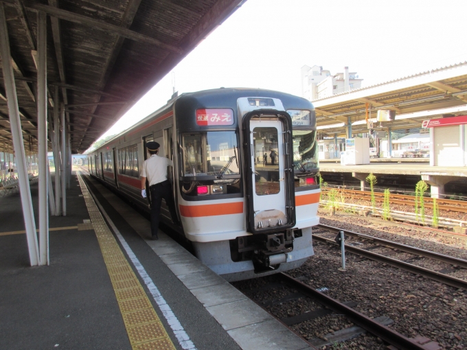 鉄道乗車記録の写真:乗車した列車(外観)(2)        「「快速みえ」です。」