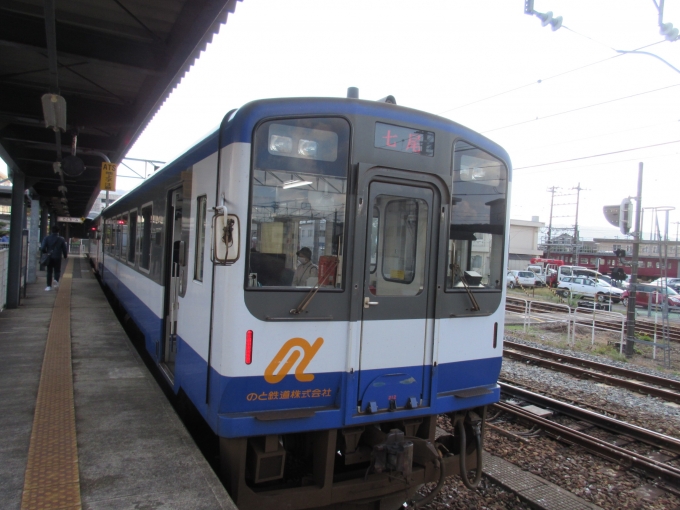 鉄道乗車記録の写真:乗車した列車(外観)(2)        「和倉温泉駅へはこの列車に乗ります。」