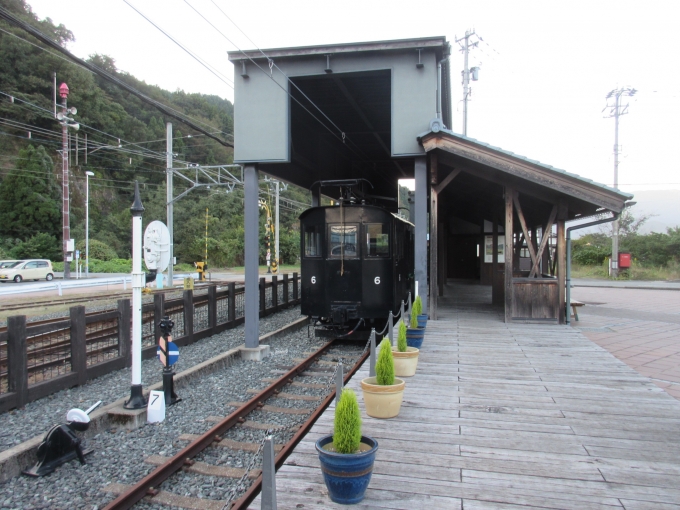 鉄道乗車記録の写真:旅の思い出(2)        「勝山駅を出てすぐの所に日本最古の機関車テキ6があります。」